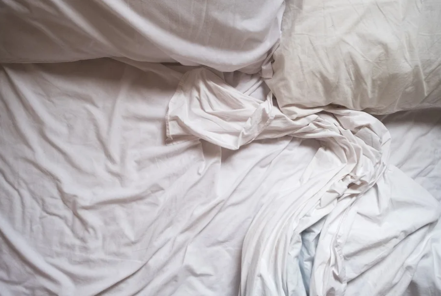 Из-за обильного выделения пота постельное белье становиться мокрым и липким, человек испытывает дискомфорт и просыпается