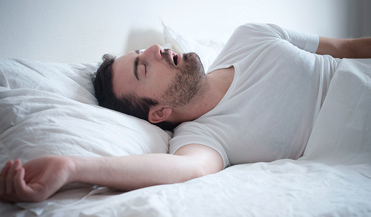 Ночной храп часто сопровождается остановками дыхания во сне