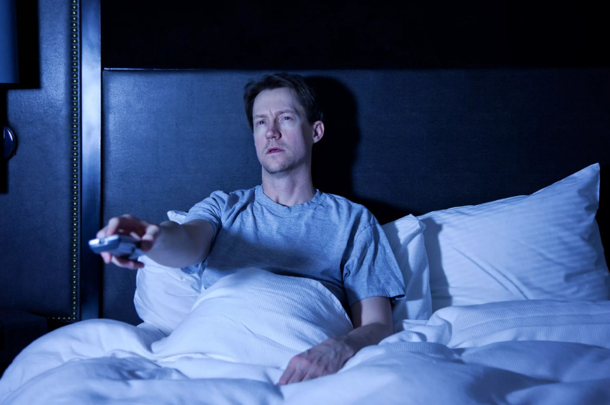 Болеете ковидом и плохо спите? Выключайте телевизор не позднее, чем за два часа до сна