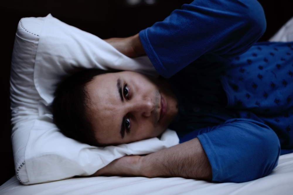 Человек, который спит чутко, просыпается в течении ночи как минимум 2-3 раза и реагирует на любые внешние раздражители (свет, звук, запах)
