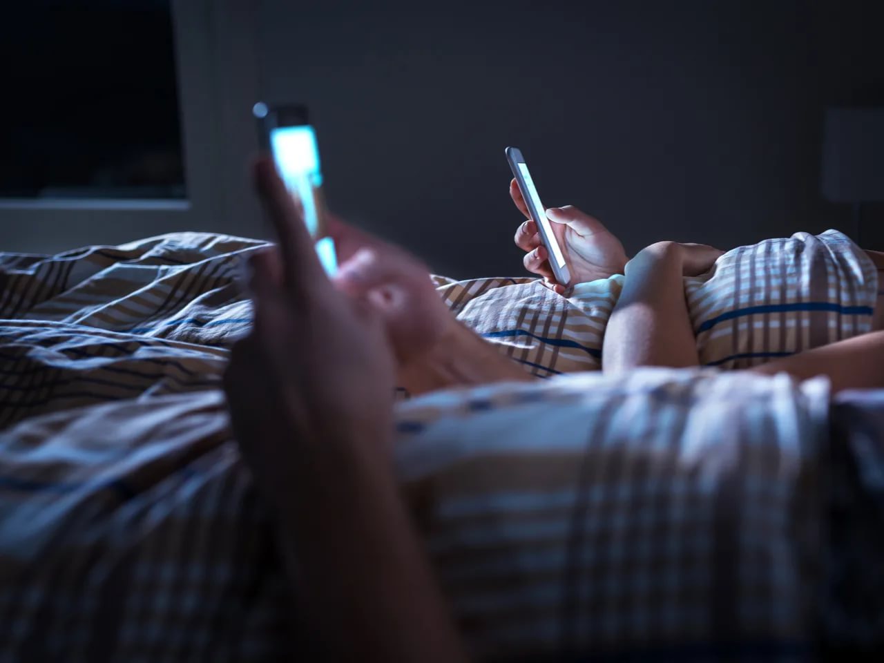 Чтобы не нарушать синтез мелатонина, перед сном стоит отказаться от «захода» в социальные сети, просмотра телевизора и использования смартфонов,  