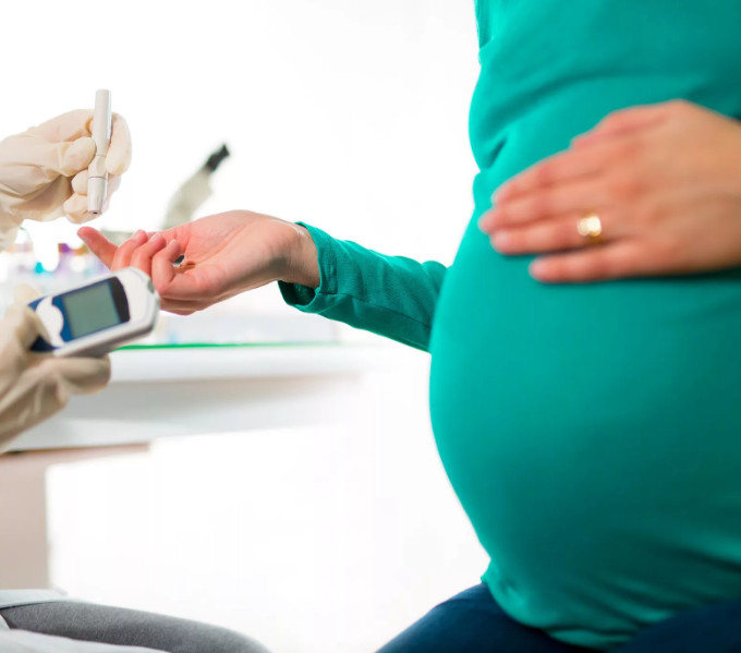 Беременным женщинам обязательно проверяют содержание сахара в крови