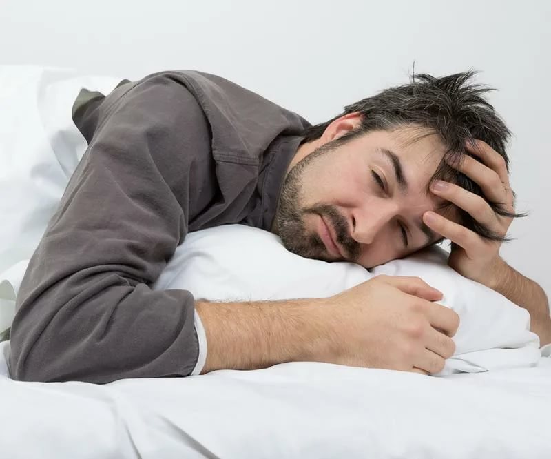 На сон человека могут влиять как стресс, так и факторы окружающей среды, поэтому важно соблюдать гигиену сна, достаточно отдыхать и не пренебрегать обращением к доктору
