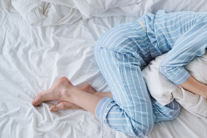 Поза эмбриона – одна из самых популярных поз для сна, она способствует наилучшему расслаблению тела