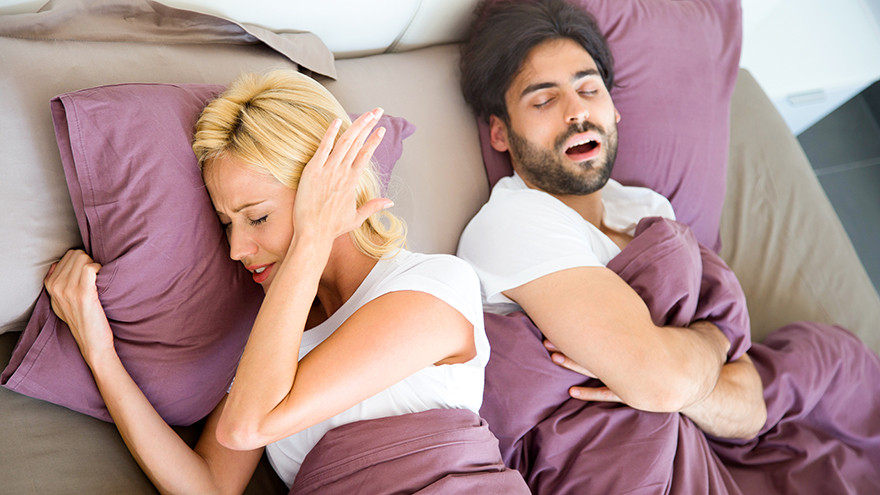 При СОАС у человека во сне происходят частые остановки дыхания длительностью 20-30 секунд и более