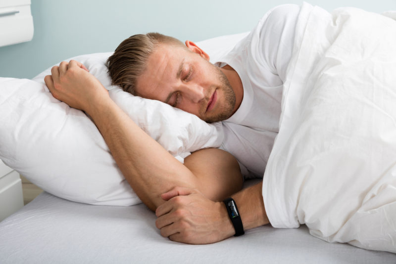 Сон на боку полезен для людей с апноэ сна, так как не позволяет дыхательным путям спадаться