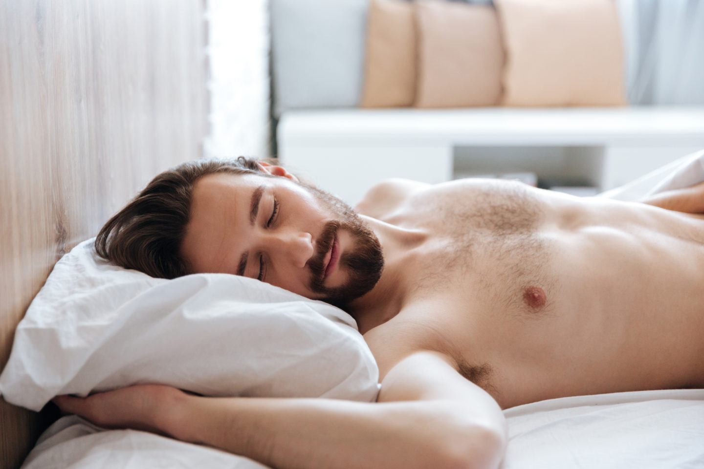 Сон на спине позволяет равномерно распределить вес тела по поверхности постели, избавив позвоночник от лишней нагрузки