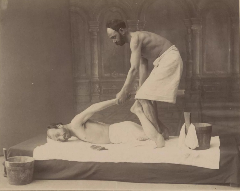 В патриархальной Руси предшественников остеопатов называли костоправами, а манипуляции по «вправлению костей» проводились преимущественно в бане